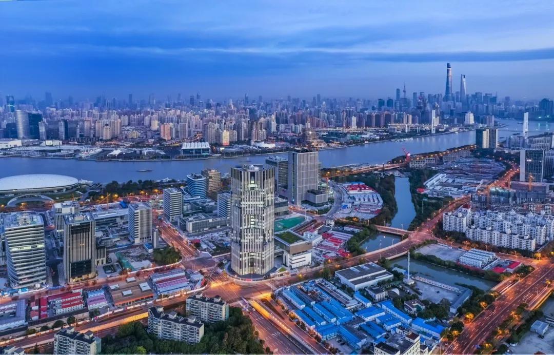 新开发银行总部大楼全面建成！总建筑面积12.6万平方米