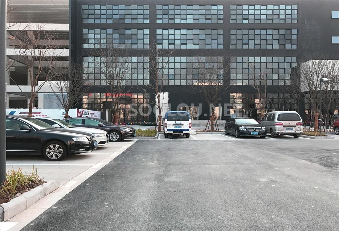 张江国创中心外部停车场