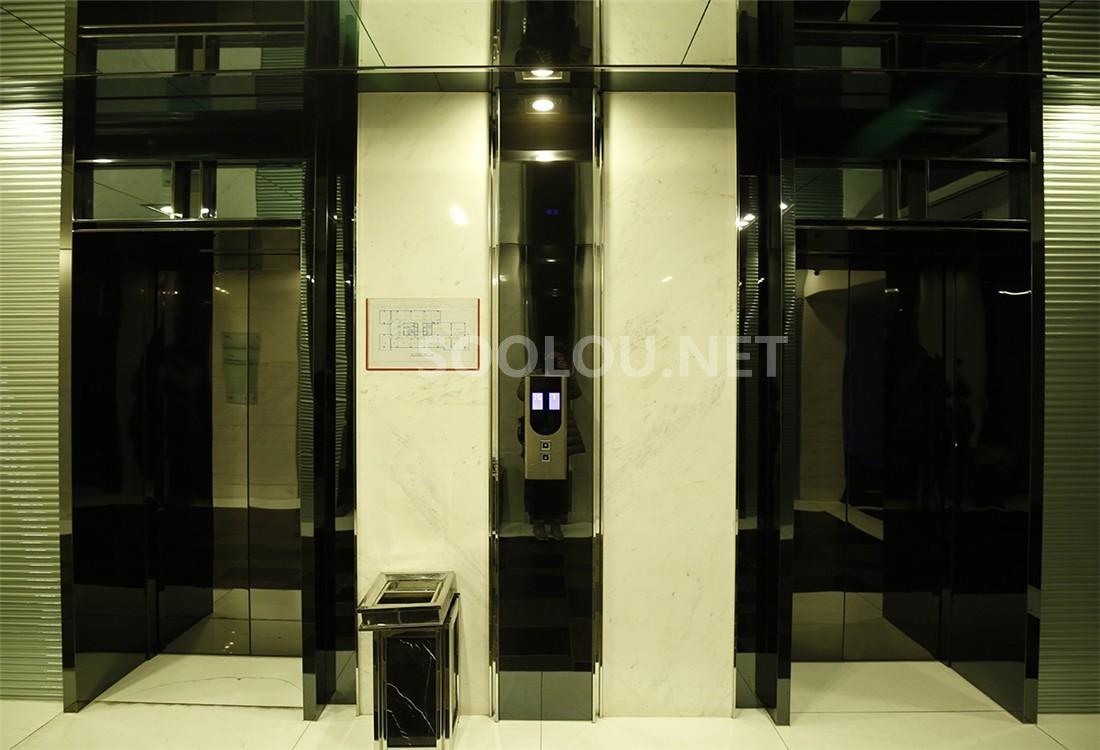 共和国际商务广场电梯间