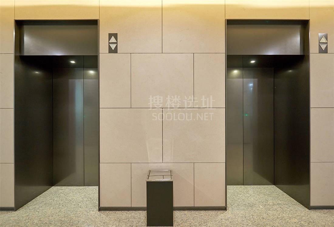晶品中心电梯