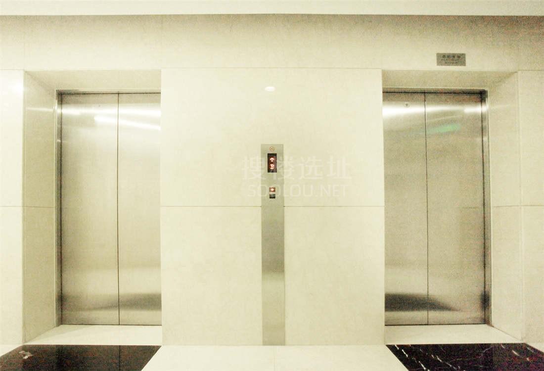 华宁国际广场电梯