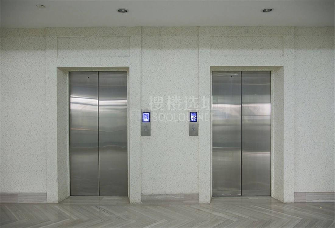 汤泉国际大厦电梯间