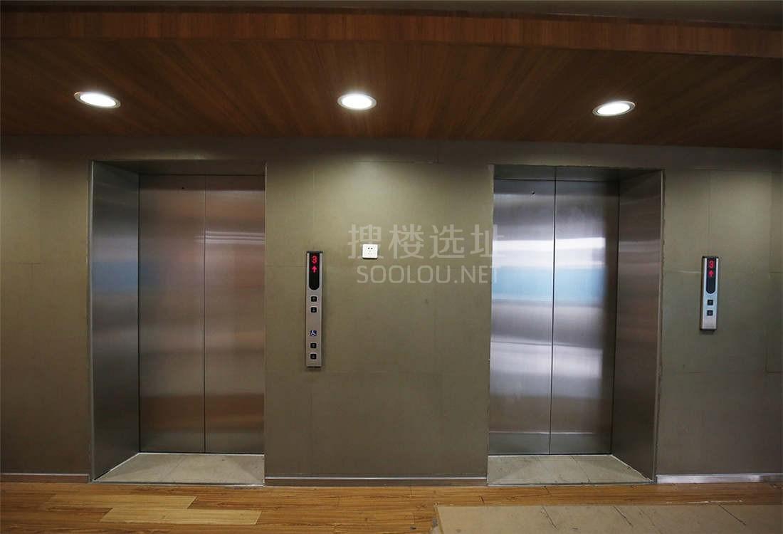 晨讯科技大楼电梯间
