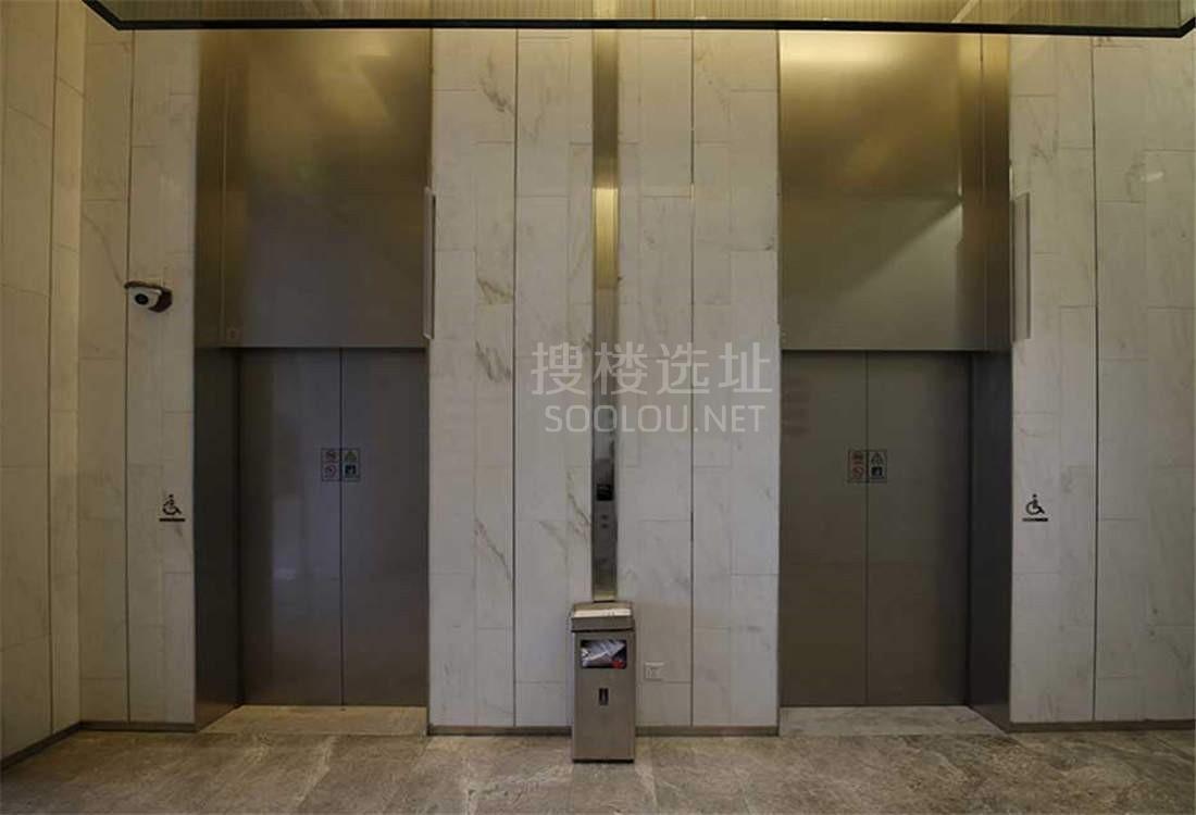 上海绿地中心二期电梯间