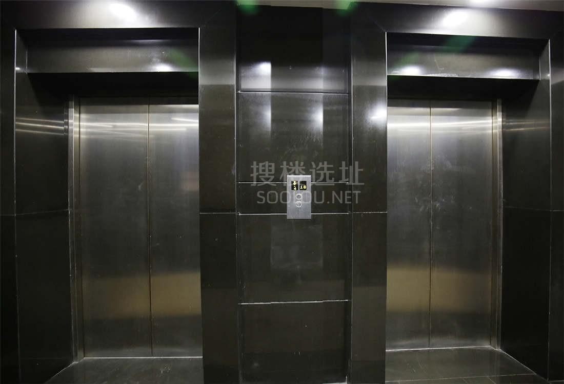 裕丰国际大厦电梯间