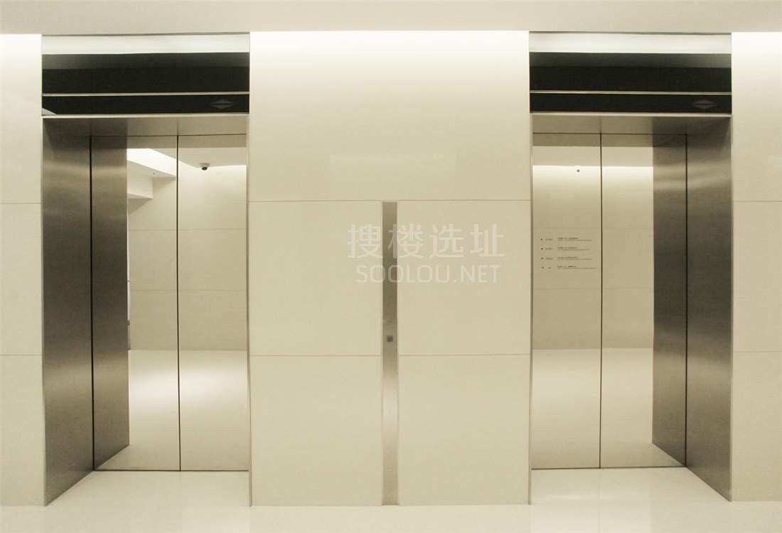 大上海时代广场电梯间
