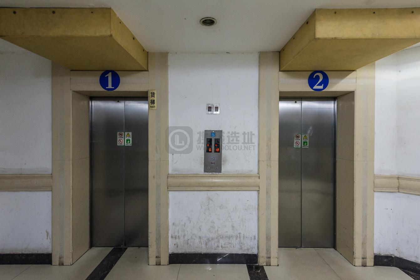 新源商务楼电梯间