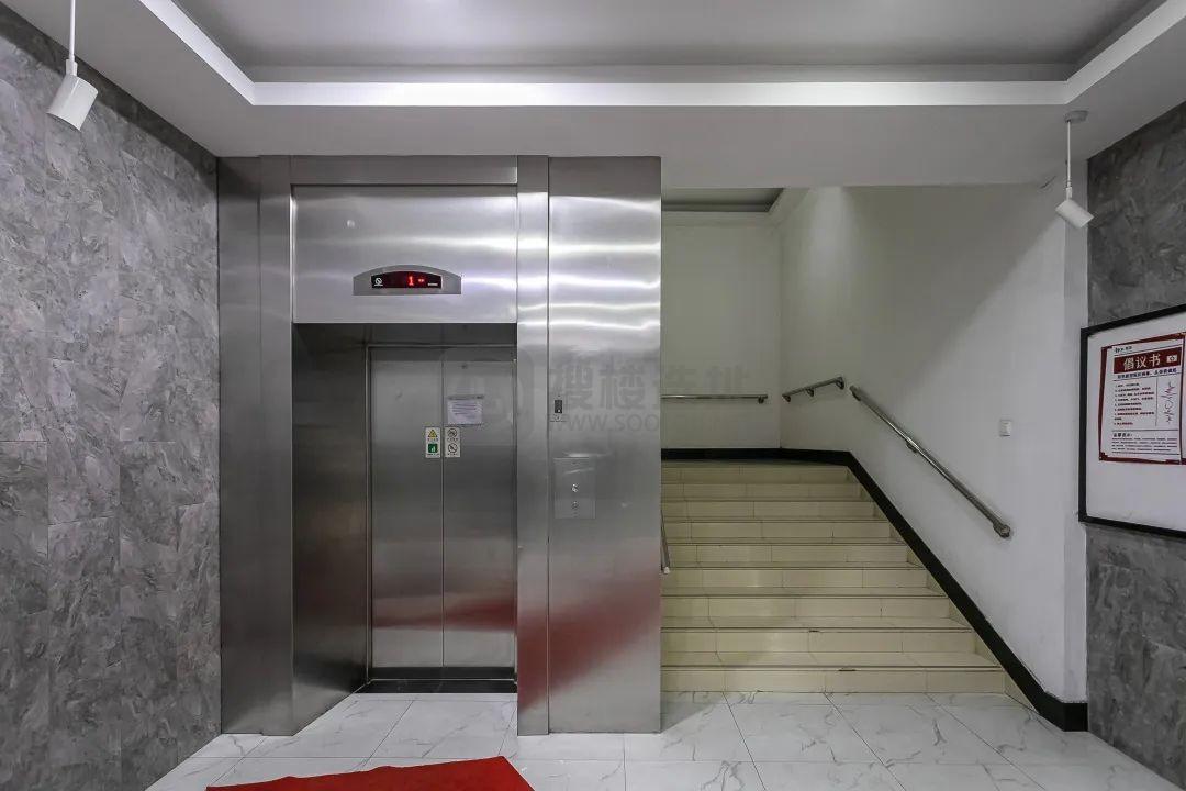 静安盛达商务楼电梯间
