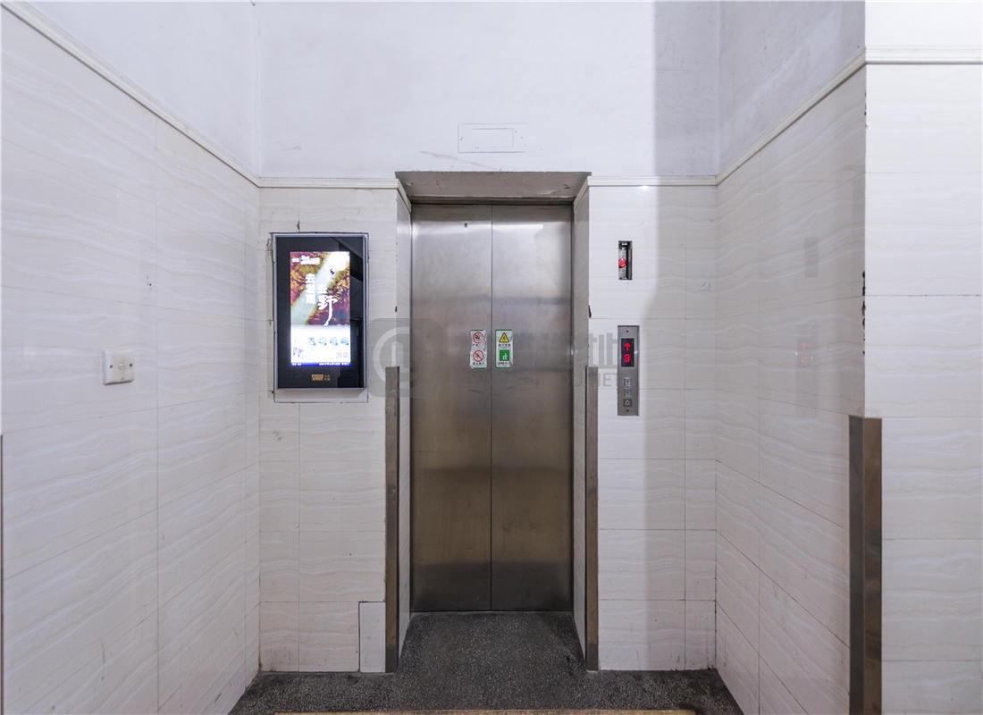 新衡商务楼电梯间
