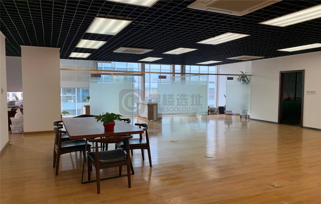 堡尼中心