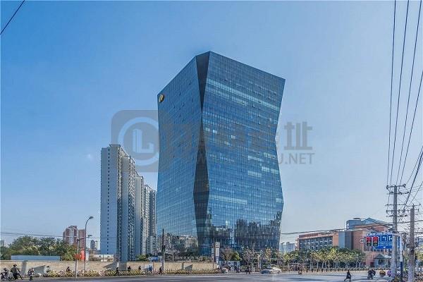 繁华地段的写字楼—绿地和创大厦