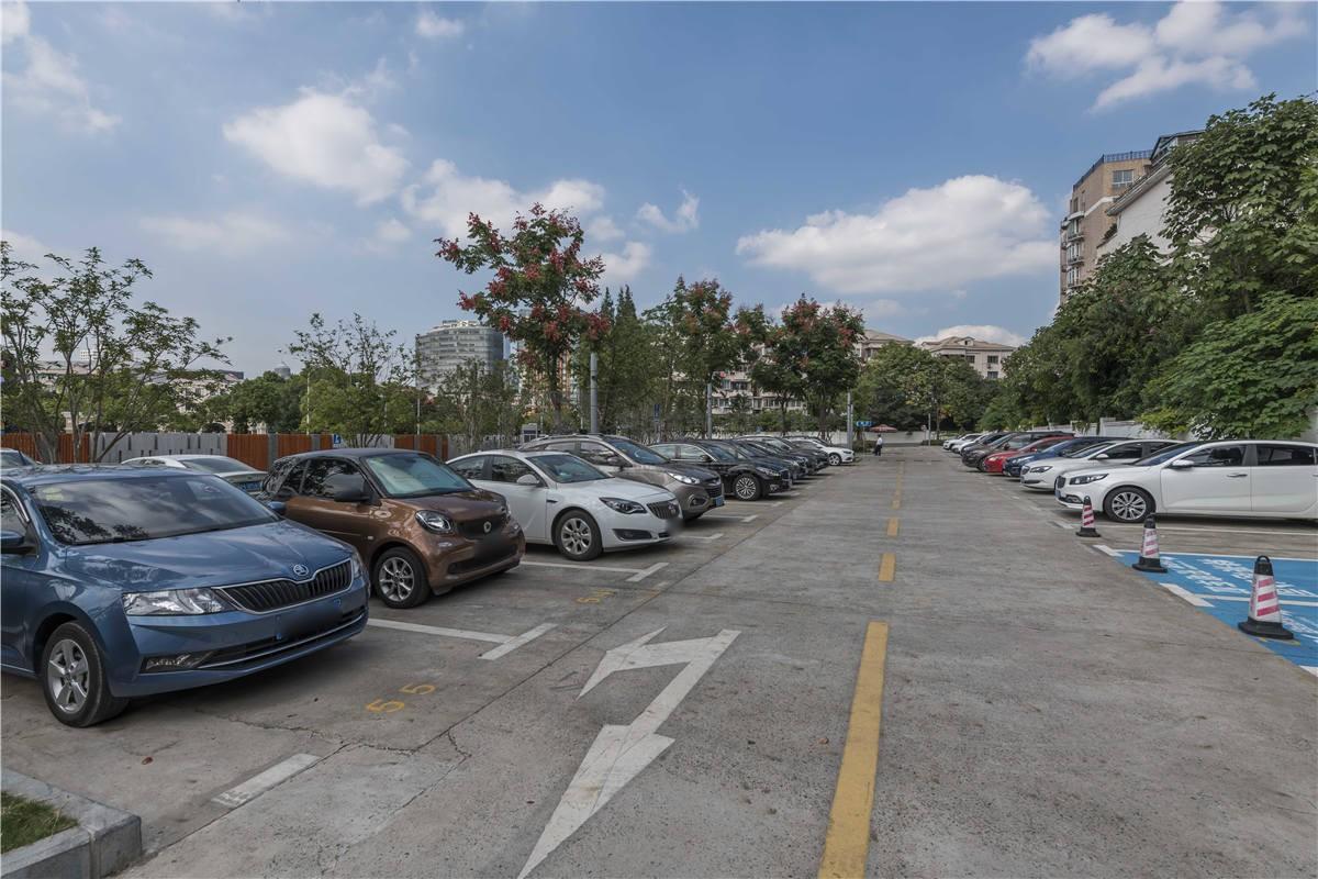 上海融智天地地面停车场