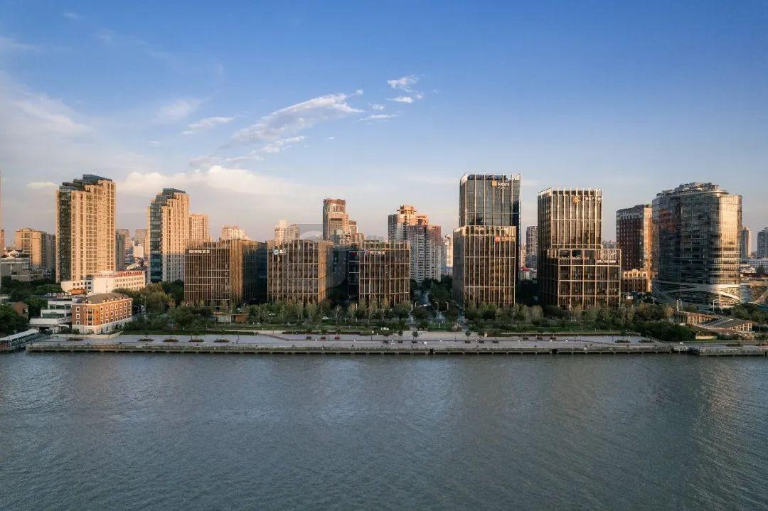 陆家嘴滨江中心荣获“卓越品质楼宇”“疫情防控先进楼宇”大奖