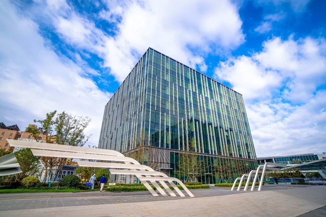 虹桥国际中央商务区再添商业新地标，东虹桥中心日前开业