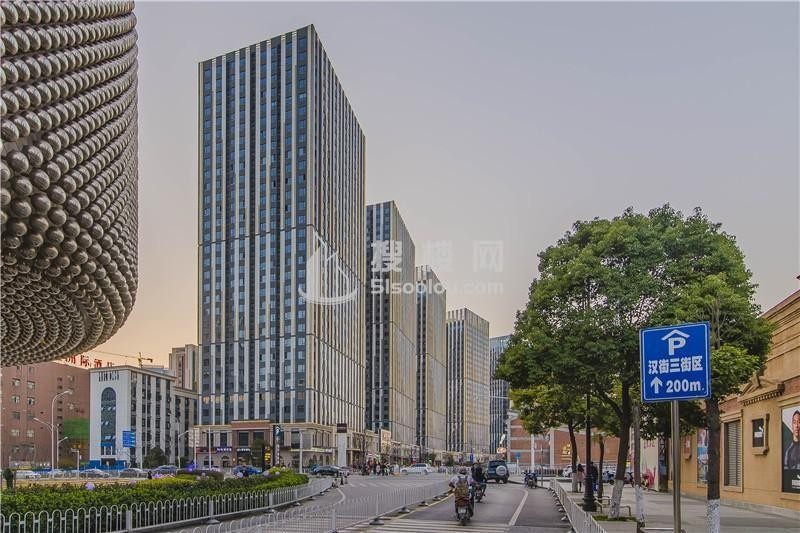 汉街万达环球国际中心：松竹路28号的璀璨明珠