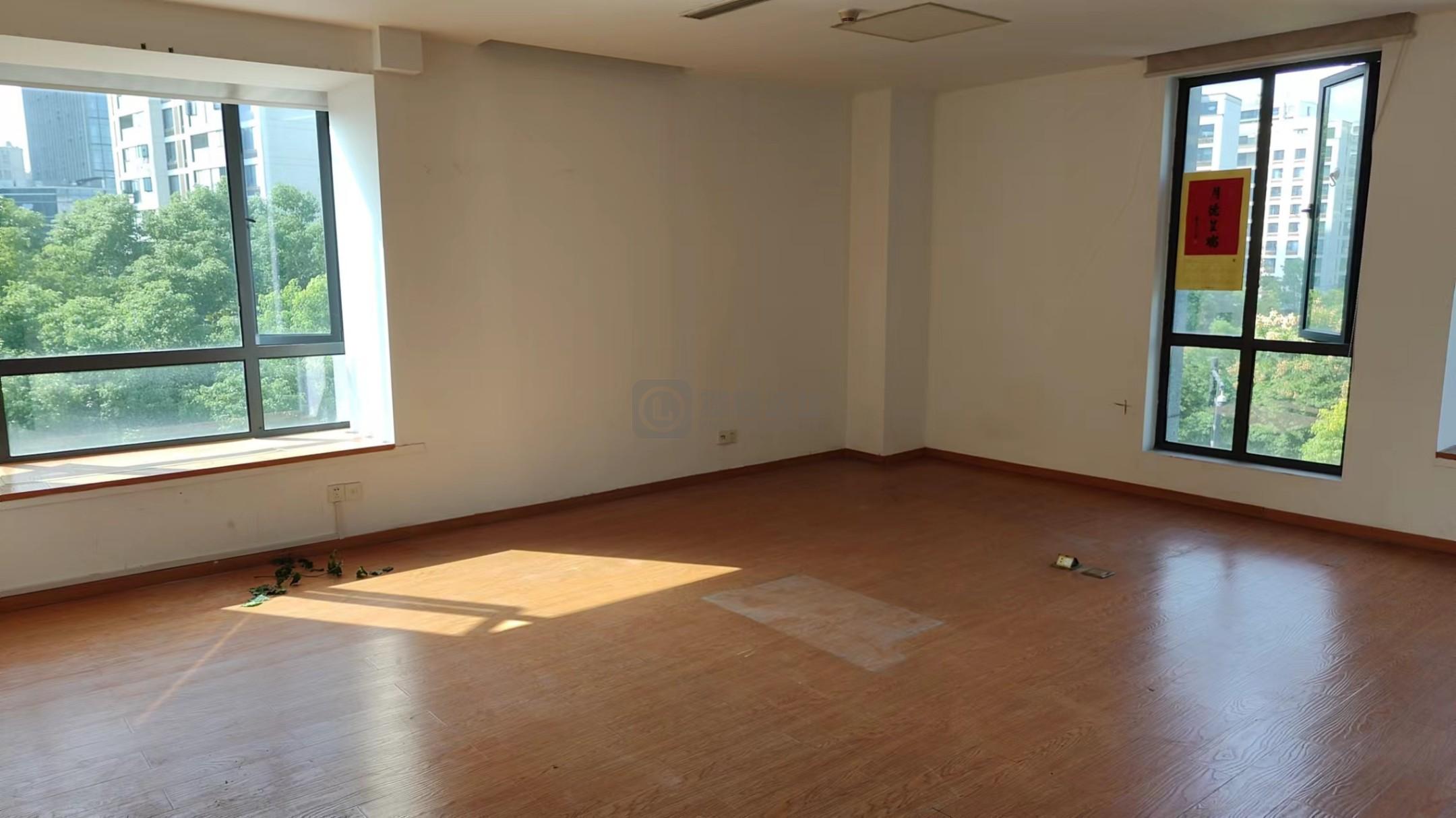 深蓝绿景国际277平米办公室出租