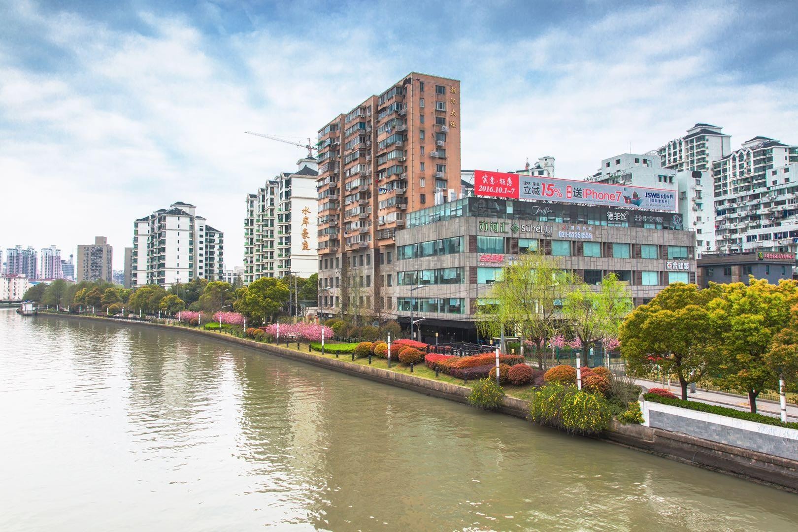 内环地铁上盖：越界·苏河汇写字楼，工业风改造下的高性价比之选