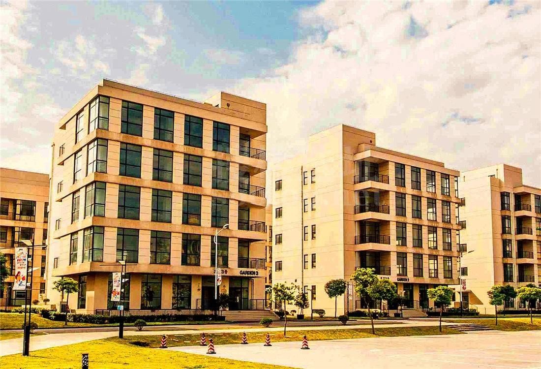 普陀商务新地标：现代城市购物花园写字楼全解析——从奢侈品直销平台到高端办公空间