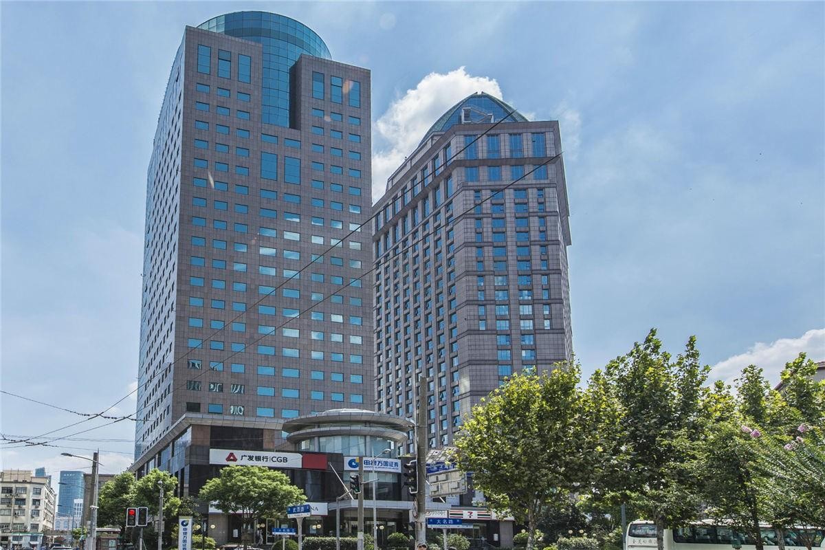 坐拥一线江景，汇聚资本力量：揭秘北外滩核心商务地标上海滩国际大厦