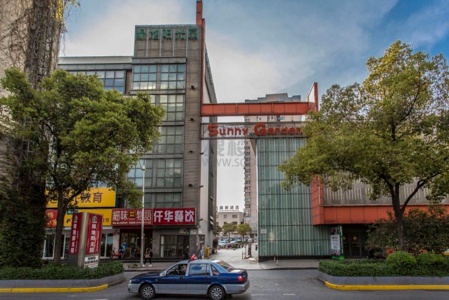 虹口核心区写字楼优选：绿地阳光园，毗邻高校与球场的灵动办公空间
