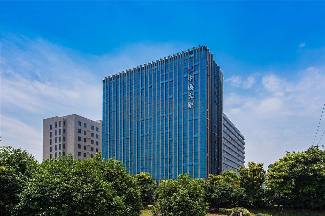 择址大虹桥核心，赋能企业未来——上海中展大厦全维度租赁解析