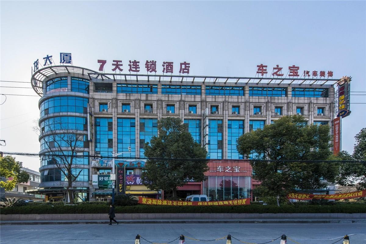 双地铁环绕，配套成熟：上海新龙大厦写字楼租赁详情与入驻指南
