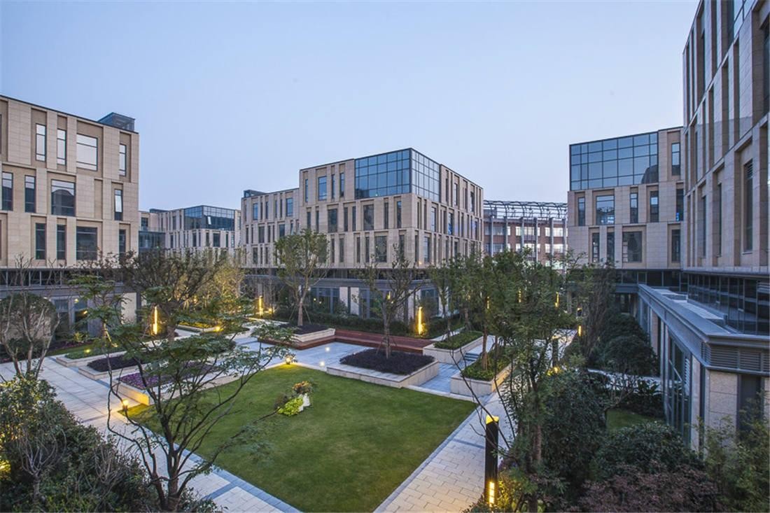 地铁口上的企业独栋：漕河泾DP-PARK，高效通勤与私密办公兼得