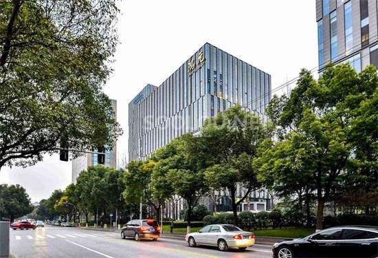 鸿元中心写字楼出租：古美路1528号漕河泾核心，877车位低密度高配比
